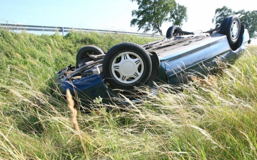 Šilutės r. apvirto girto vairuotojo automobilis