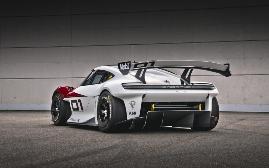 „Porsche“ pristatė elektrinį žvėrį: daugiau nei 1000 AG ir 2,5 sekundės iki 100 km/val.
