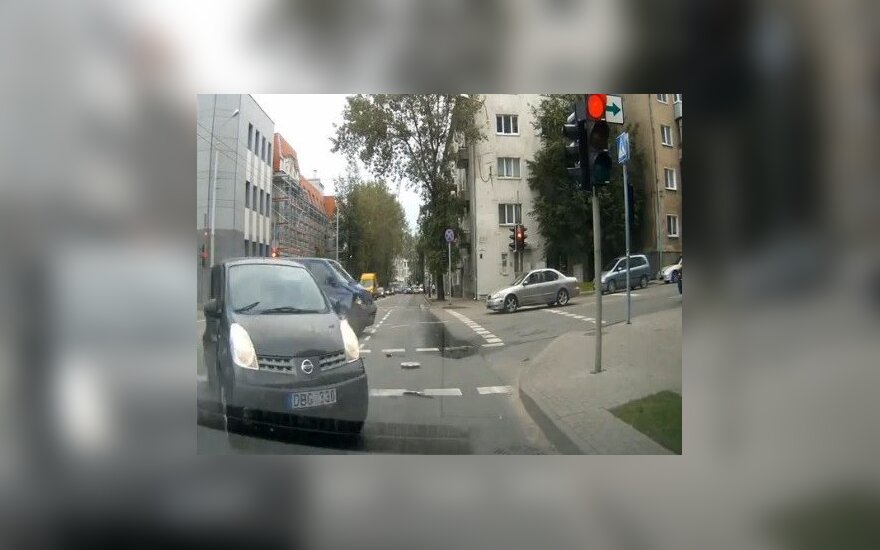 Nufilmavo efektingą automobilio „skrydį“ per sankryžą