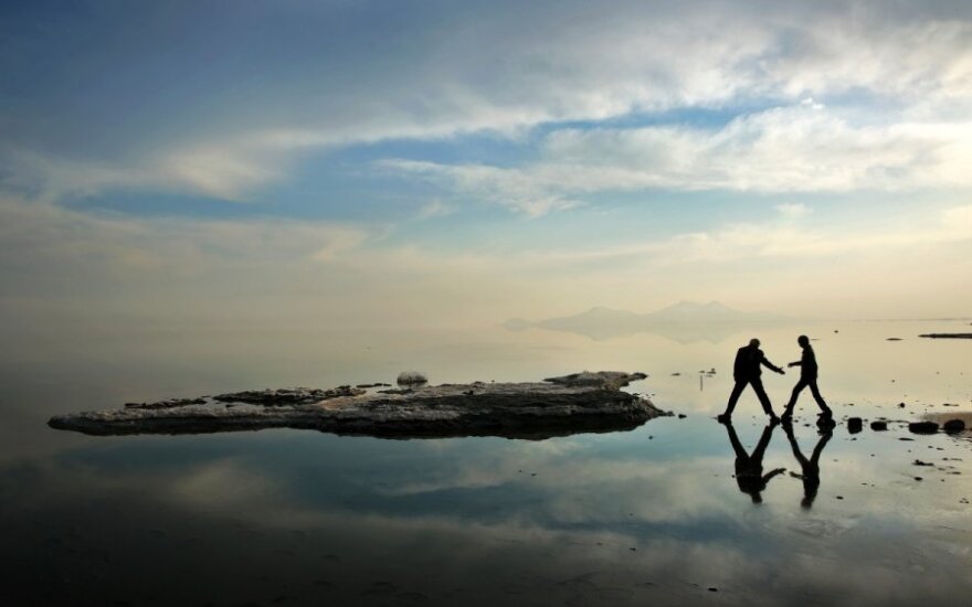 Klimato kaita pasaulyje: vyrai vaikšto vietove, kuri kažkada buvo Oroumieho ežero Irane dugnas