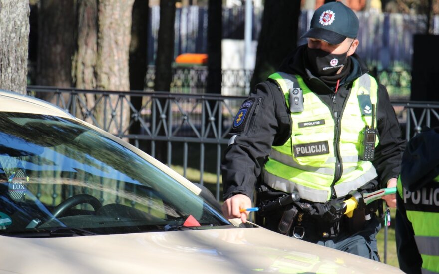 Policijos reidas Palangoje: „nematomi“ ženklai, brangios gėlės ir įspėjimą gavęs buvęs kapelionas