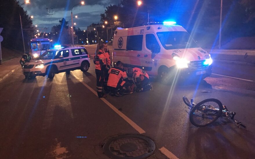 Vilniuje dviratininką be žibintų ir atšvaitų partrenkė automobilis