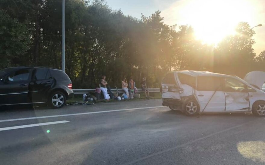 Sekmadienio vakarą, daugybei žmonių grįžtant į Vilnių, prie sostinės susidūrė 4 automobiliai