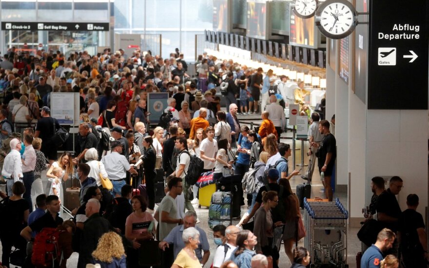 Milijonai sugadintų atostogų, eilės ir šimtai atšauktų skrydžių viso pasaulio oro uostuose: kas vyksta?
