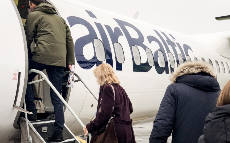 „airBaltic“ laikinai stabdo visus suplanuotus skrydžius