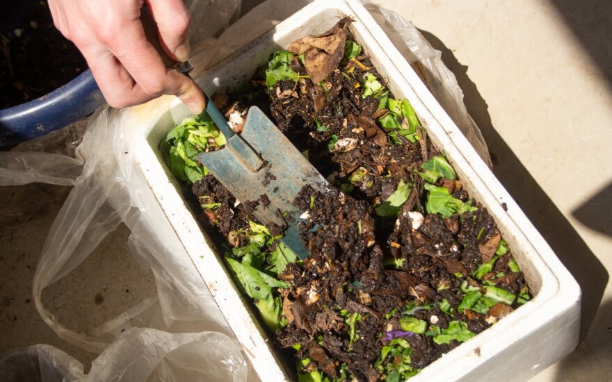 Kompostuoti galima ir gyvenant bute: vilnietė papasakojo, kaip prie rūšiavimo prisidėjo sliekai