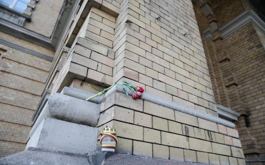 Prosecutors receive 4 complaints over removal of controversial memorial plaque in Vilnius