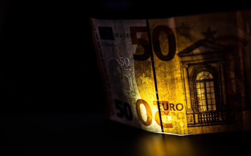 SEB bankas: pernai finansinių sukčių padaryti nuostoliai išaugo iki 4 milijonų eurų