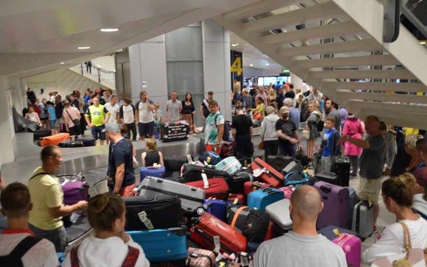 Oro uostuose tęsiasi chaosas: ragina nepamiršti kompensacijų ir įspėja dėl kitų metų