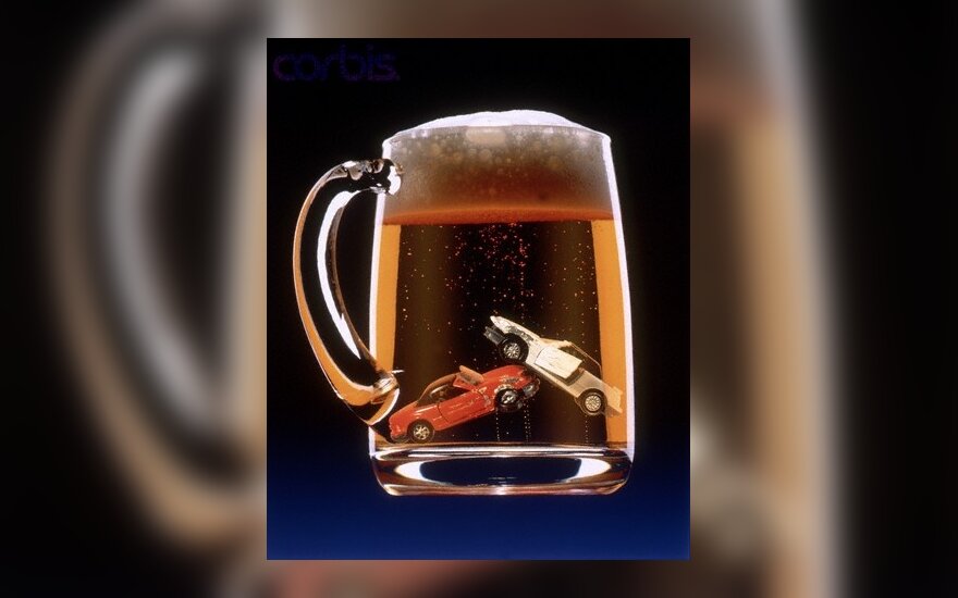 Siūloma į pagautų išgėrusių vairuotojų automobilius montuoti alkotesterius
