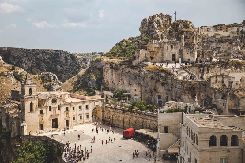 Viaggio in Lituania sulle orme di James Bond: queste due città italiane hanno superato le aspettative