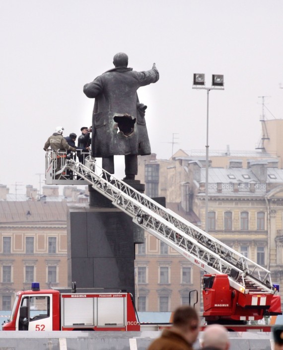 Памятник ленину у финляндского вокзала взорвали