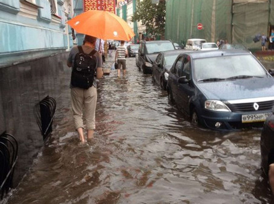 Был сильный ливень. Подтопления в Москве. Ливень в Москве. Потоп в Москве. Проливные дожди в Москве.