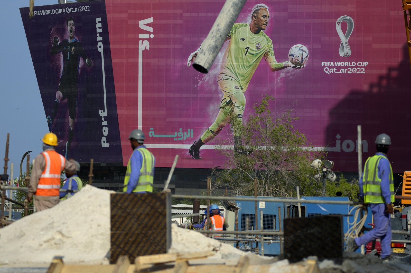 Kataro pareigūnas: rengiantis pasaulio futbolo čempionatui žuvo iki 500 darbuotojų