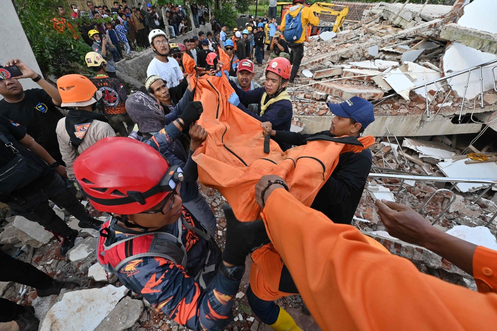Žemės drebėjimo Indonezijoje aukų padaugėjo iki 310