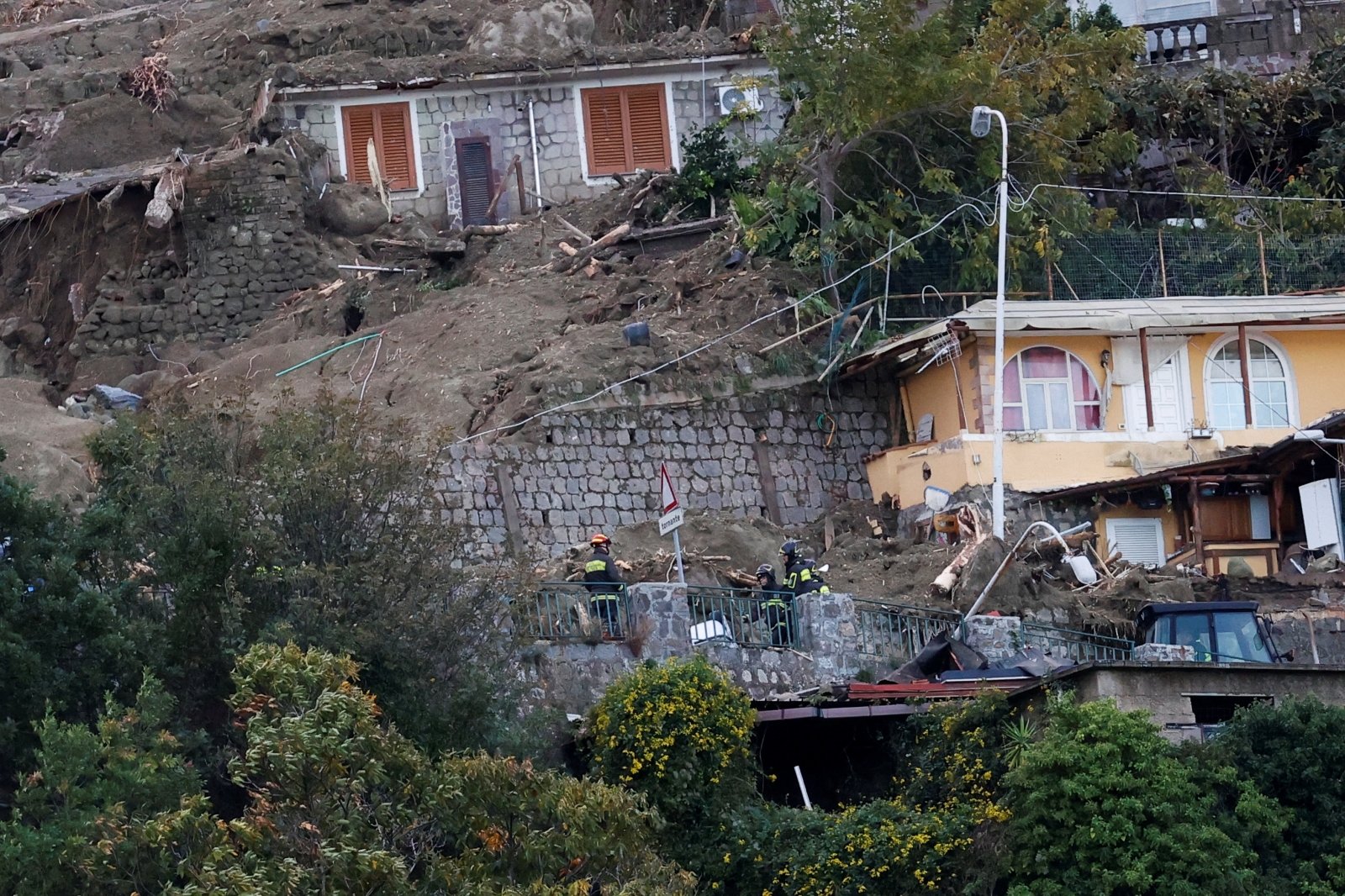 Una persona è morta dopo una frana sull’isola italiana, i soccorritori cercano dispersi