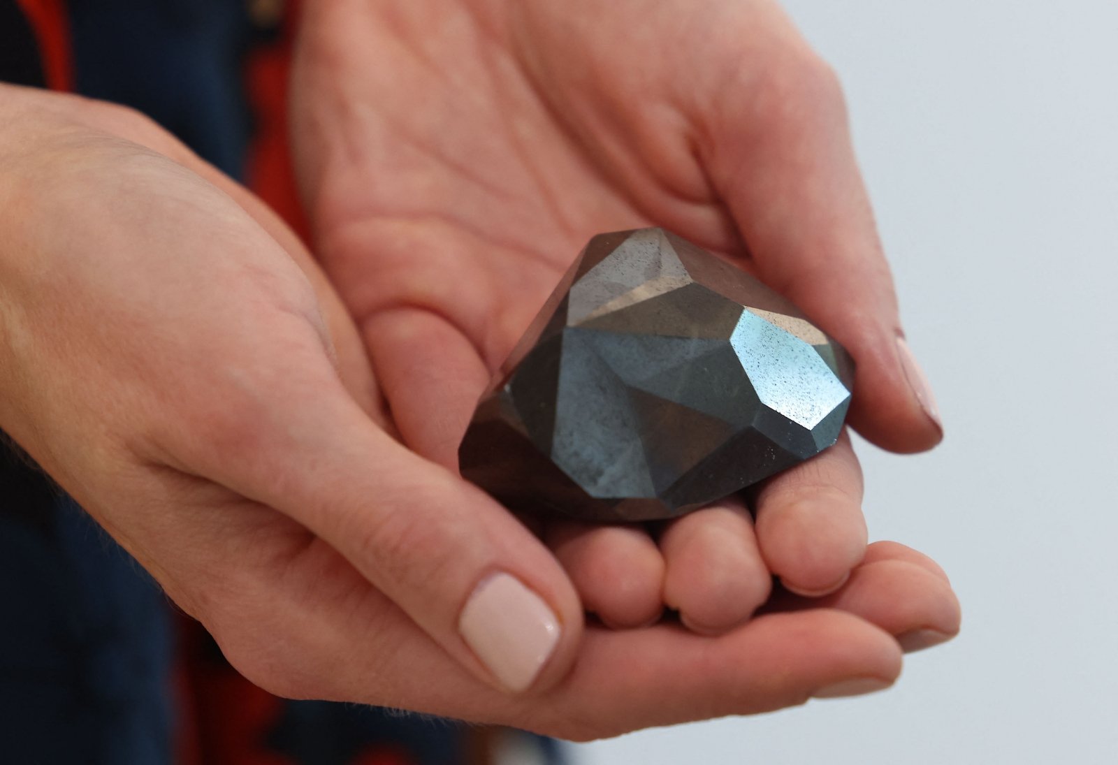 På auksjon – en mystisk svart diamant: han tror den er av utenomjordisk opprinnelse, forventer å selge den for 6 millioner.  euro