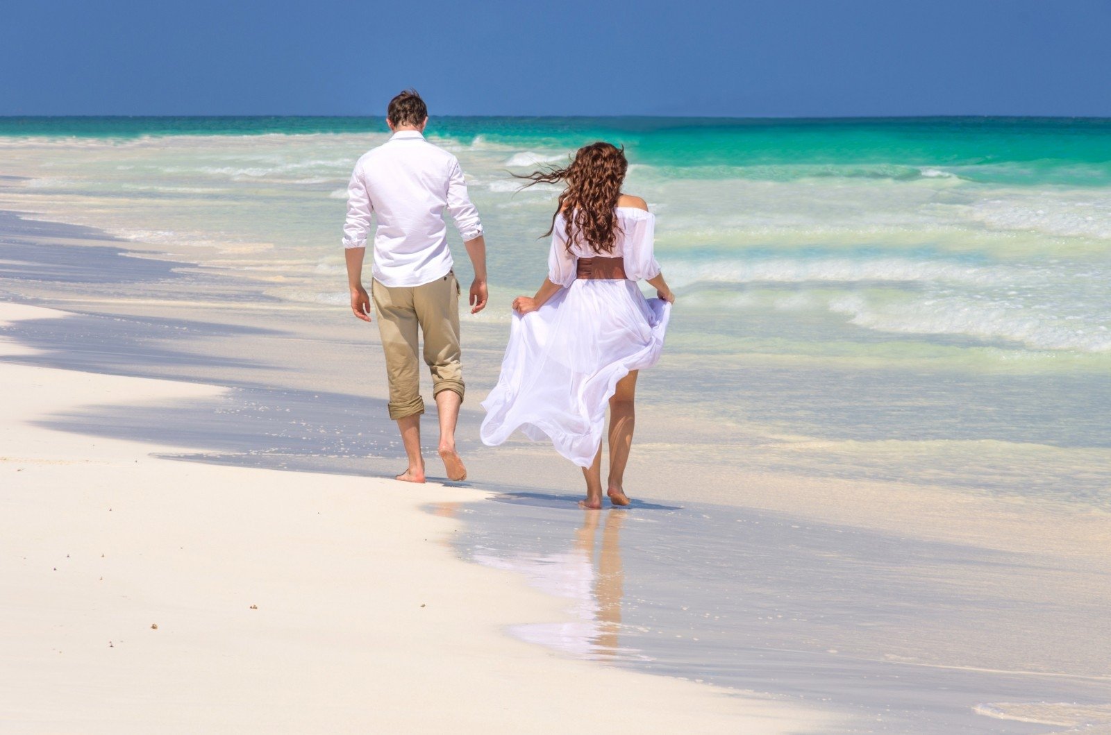муж и жена на пляже
