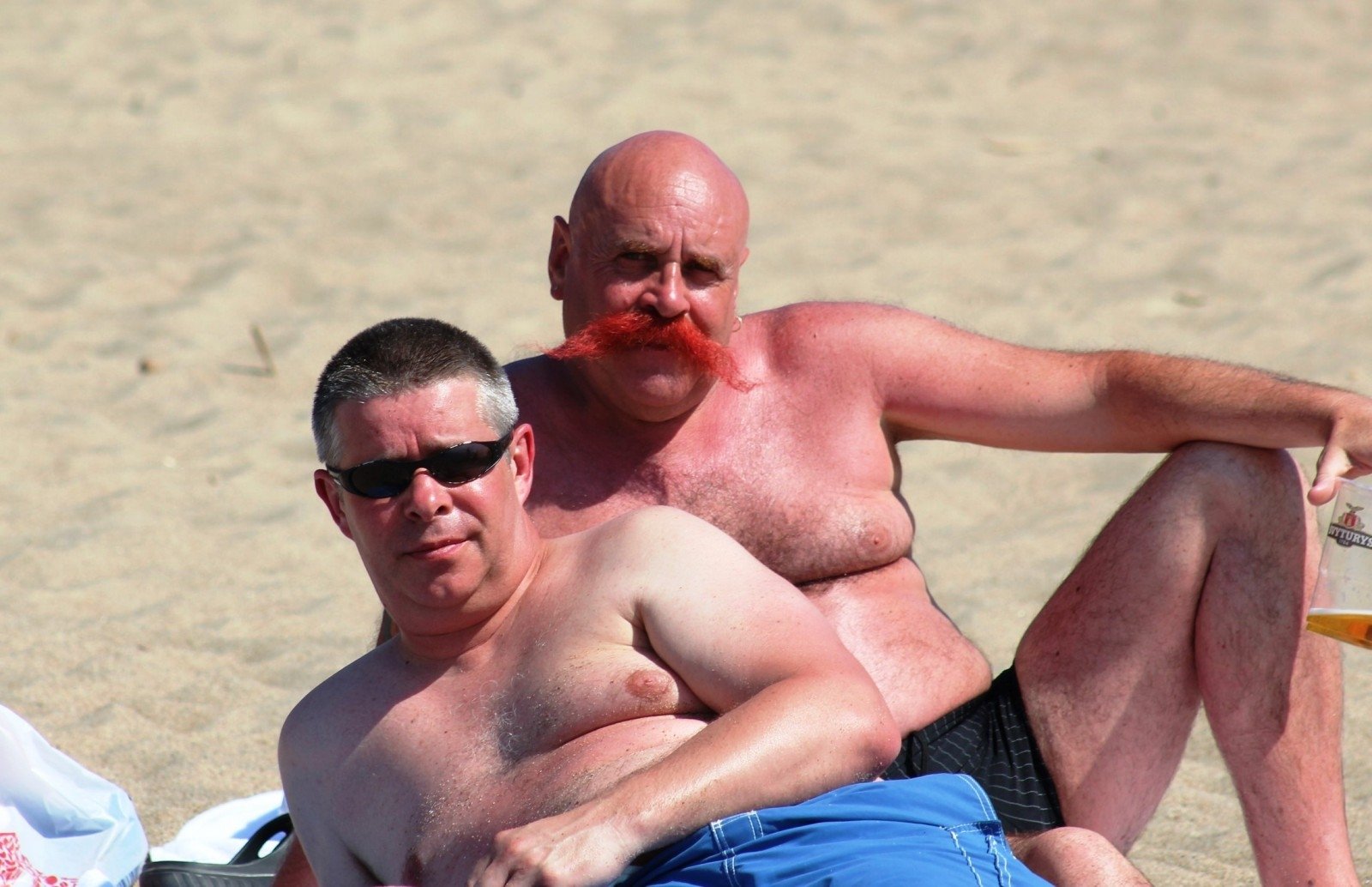 Толстый старик видео. Пожилой мужчина на пляже. Старые мужчины на пляжу.