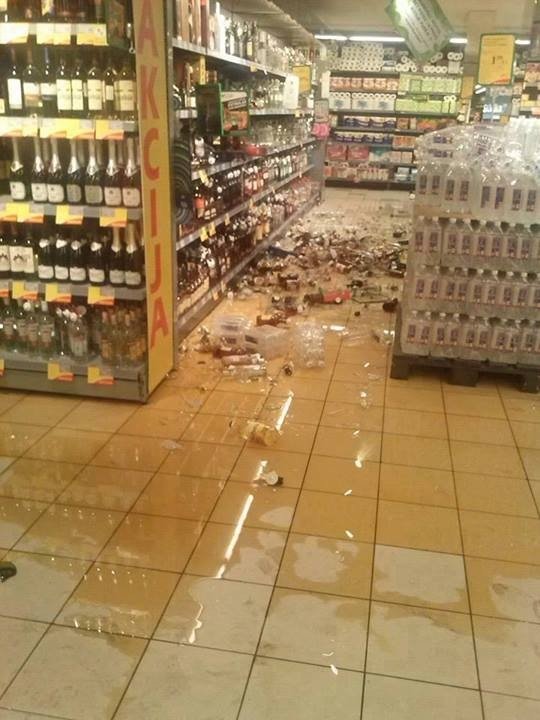 Разбитые бутылки в магазине. Разбитый алкоголь в магазине. Разгромил алкогольной магазин.