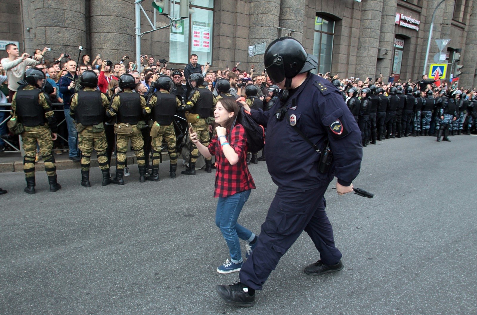 полицейские в Москве избили подростков и угрожали подбросить наркотики 