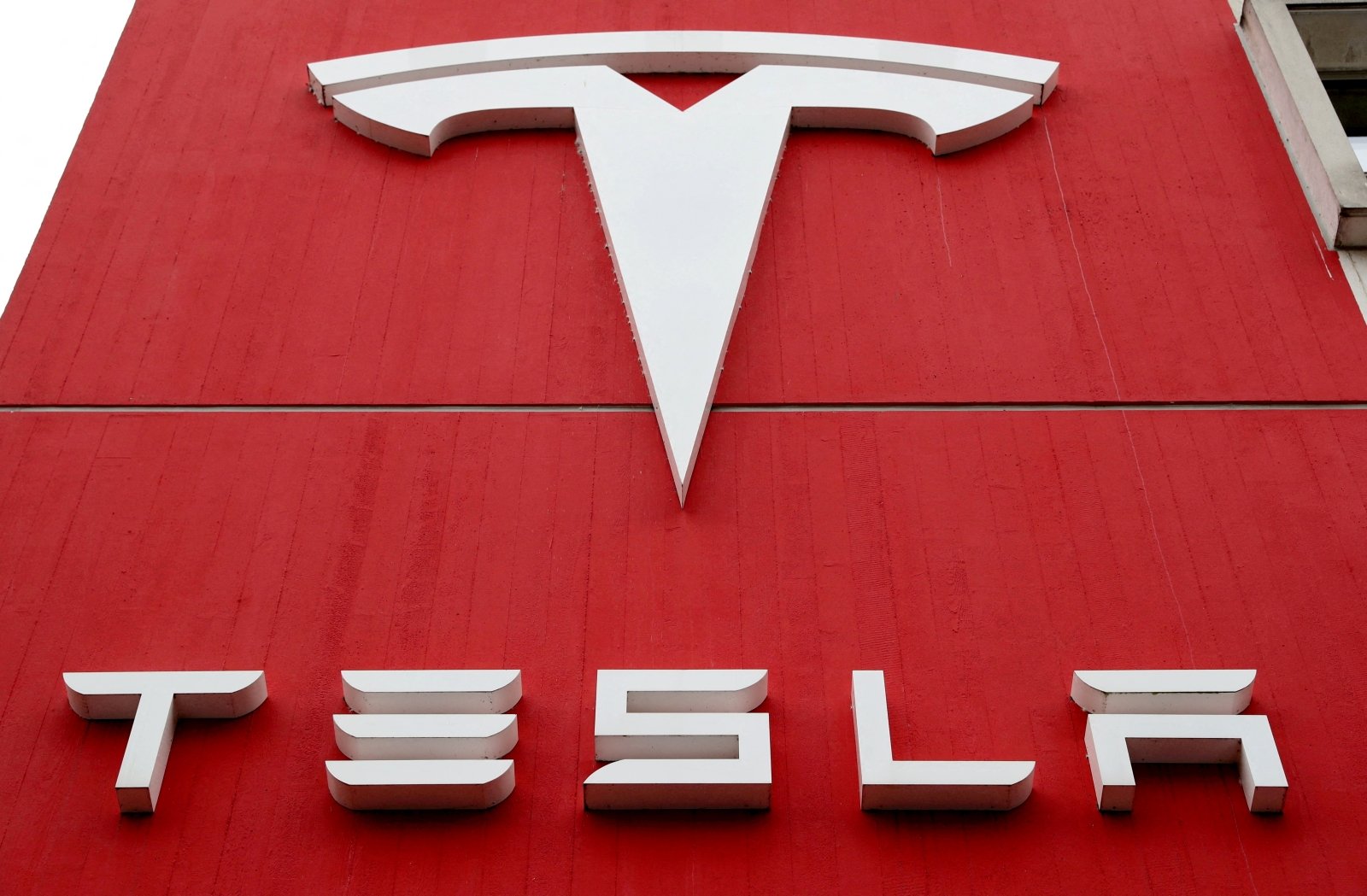 Tesla suspenderer fabrikkplaner i Tyskland – handelskrise begynner i Europa, selskaper flykter til USA