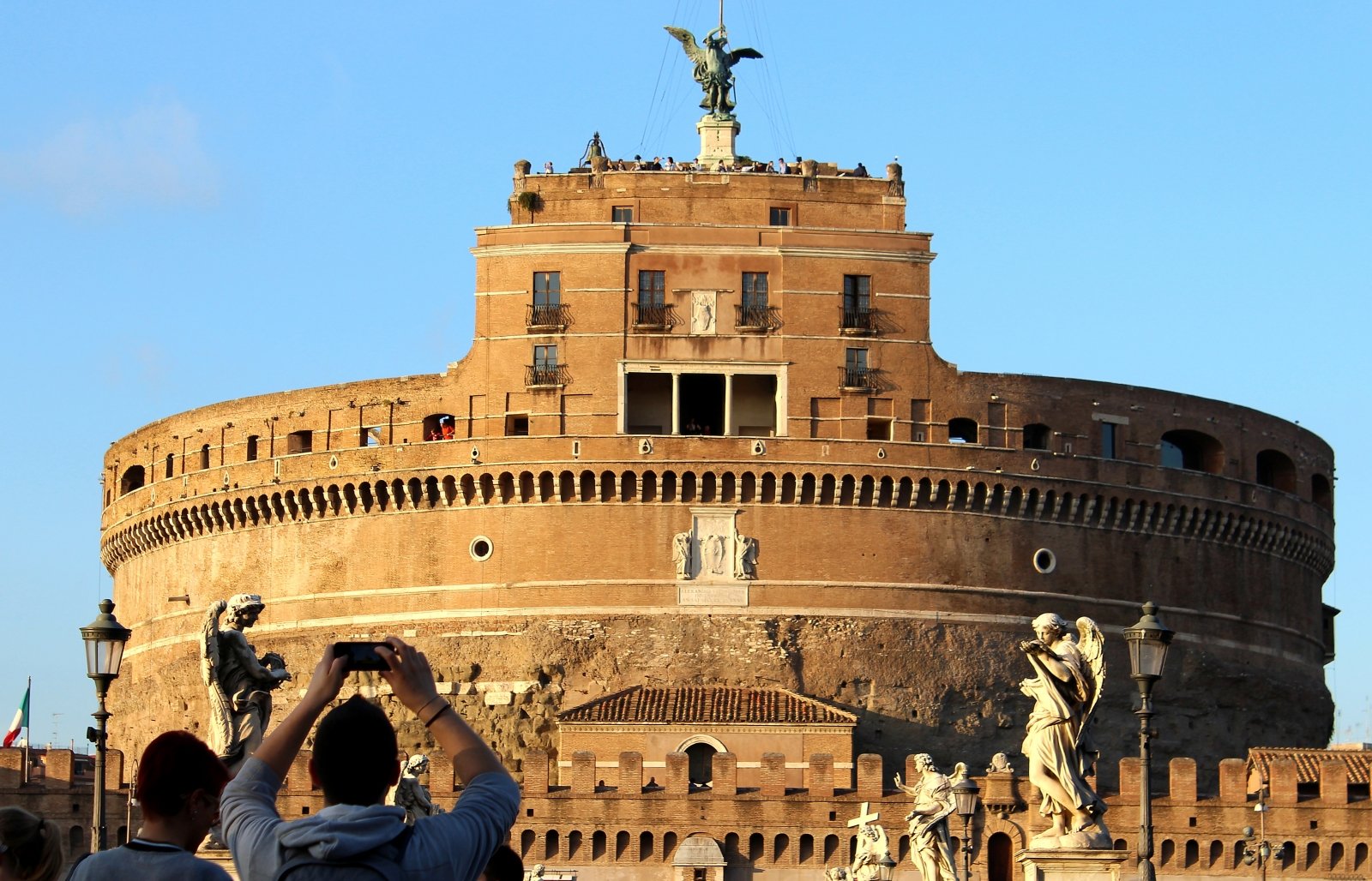 Romoje siautėjęs bedarbis mūrininkas norėjo šaudyti į politikus - DELFI